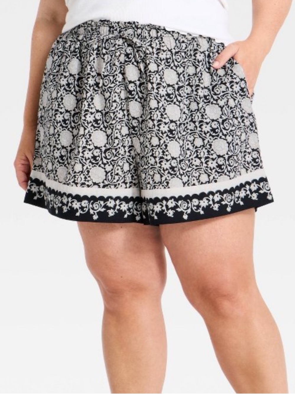 Universal Thread Woman's Black and Gray Floral Printed Pull-On Shorts